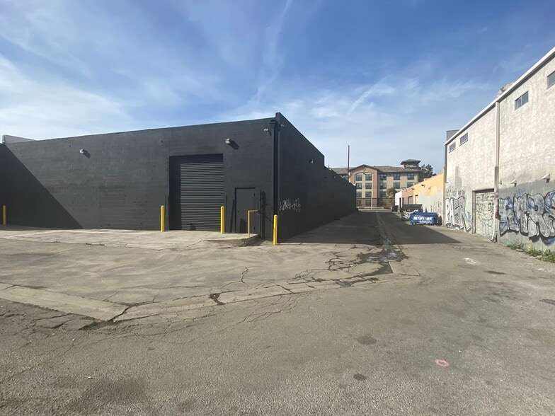 More Photos Of 19316-19320 Londelius St, Northridge Warehouse For Lease