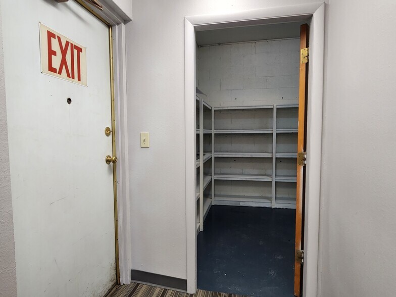 More Photos Of 720 6th St, Clarkston Medical For Lease