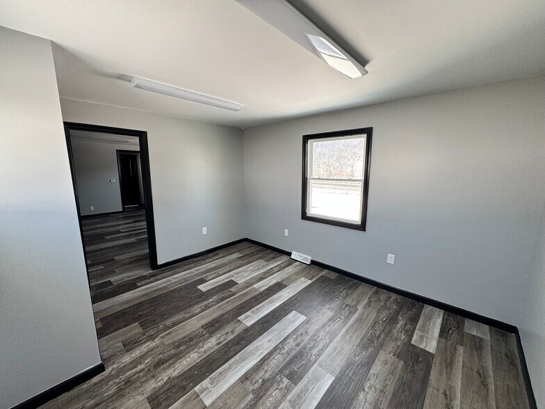 More Photos Of 810 Carlton Dr, Bentleyville Office For Lease