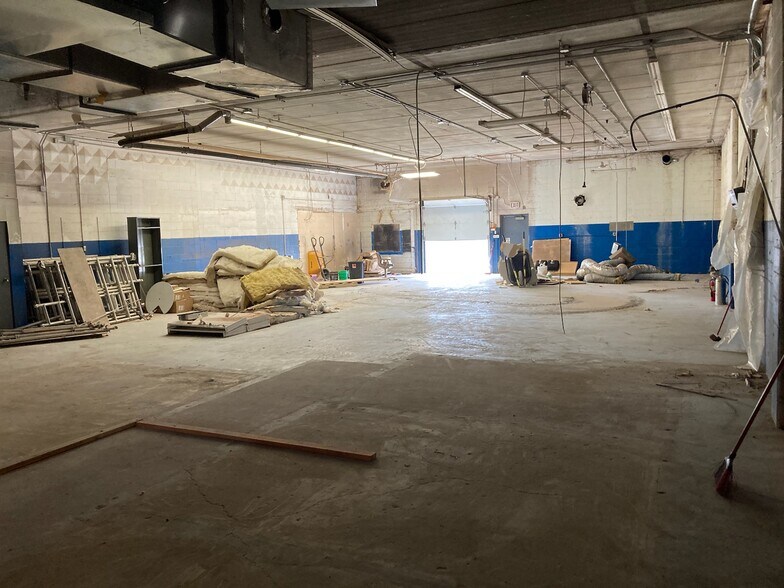 More Photos Of 9700-9710 S Humboldt Ave, Bloomington Warehouse For Lease