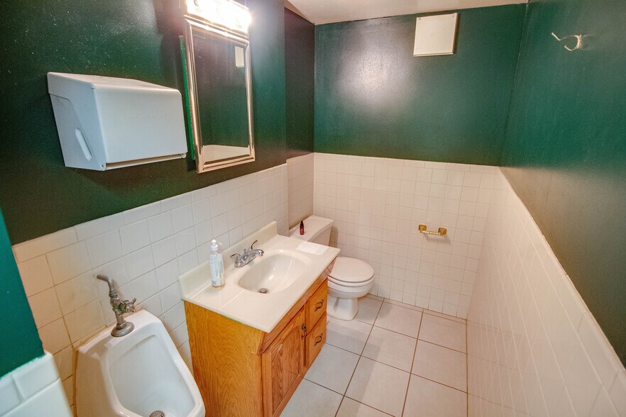 More Photos Of 319-321 Ridge St, Alton Showroom For Sale