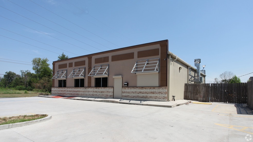 More Photos Of 1720 Gretna Blvd, Harvey Bar For Sale