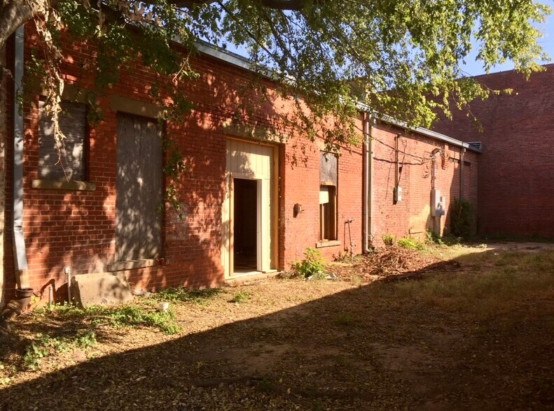 More Photos Of 103 N Jackson St, Henderson Storefront For Sale