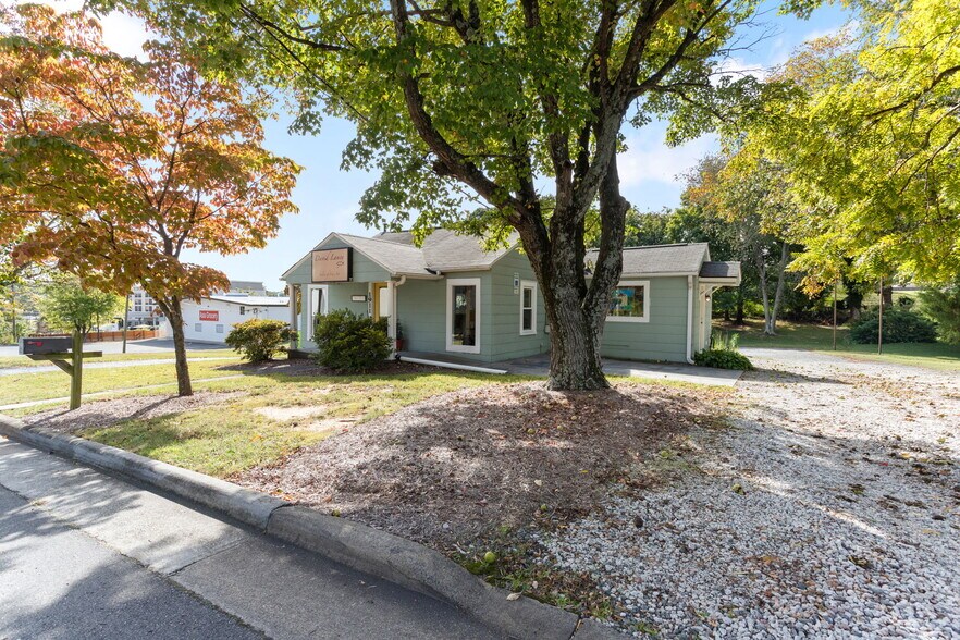 More Photos Of 1911 Margaret St, Winston-Salem General Retail For Sale