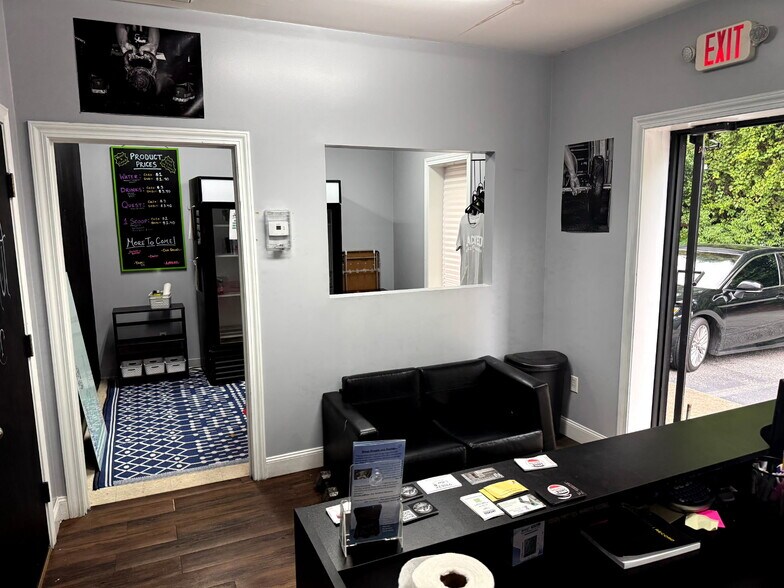 More Photos Of 6901 Moffett Rd, Mobile Showroom For Lease
