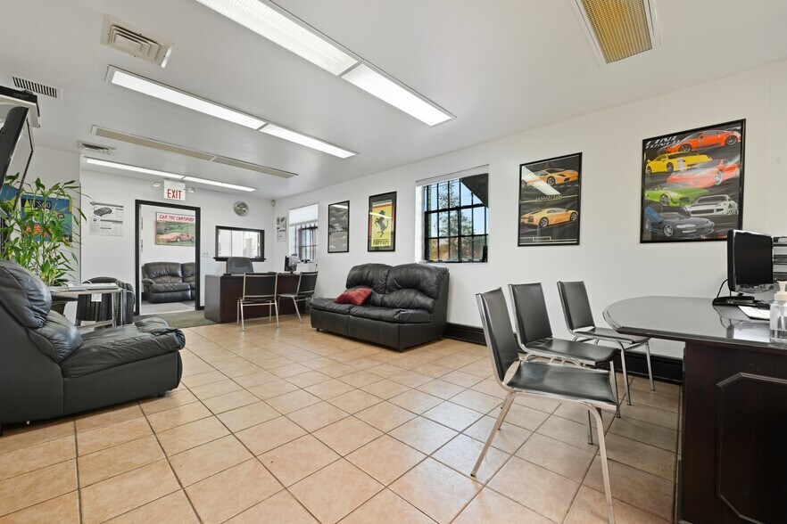 More Photos Of 11 Lucon Dr, Deer Park Showroom For Lease