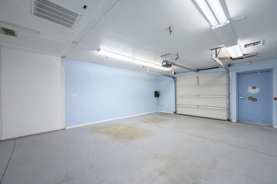 More Photos Of 1800 NE Highway 99W, Mcminnville Storefront Retail Office For Lease