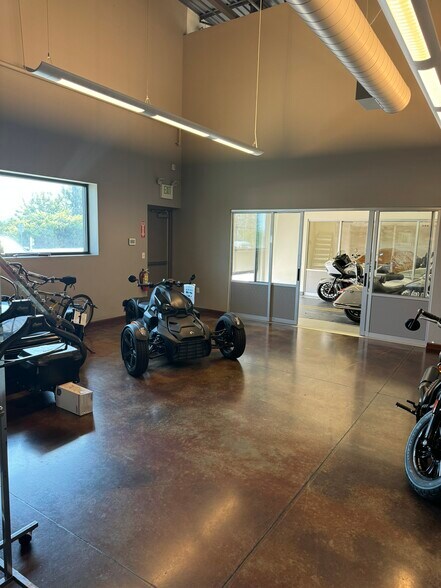 More Photos Of 1743 W Valley Hwy S, Auburn Auto Dealership For Sale