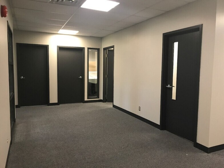 More Photos Of 105 Schneider Rd, Ottawa Flex For Sale