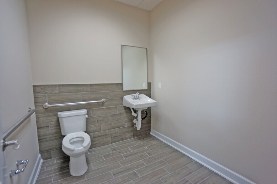 More Photos Of 202 Industrial Blvd, Sugar Land Warehouse For Sale