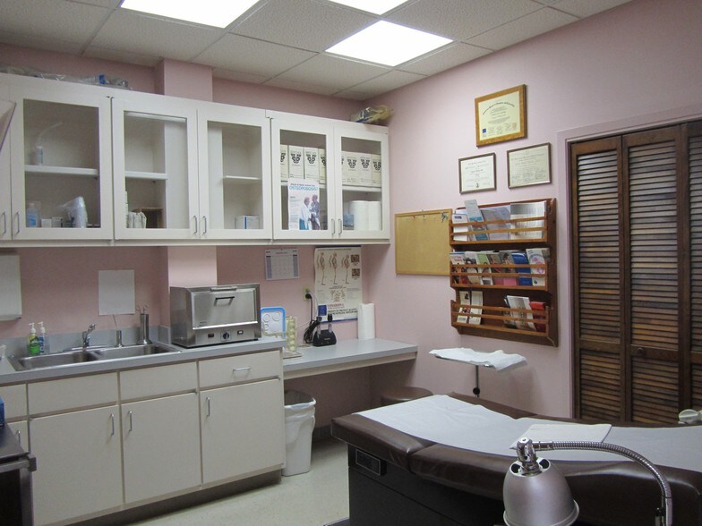 More Photos Of 1205-1211 W Austin St, Port Lavaca Office For Lease