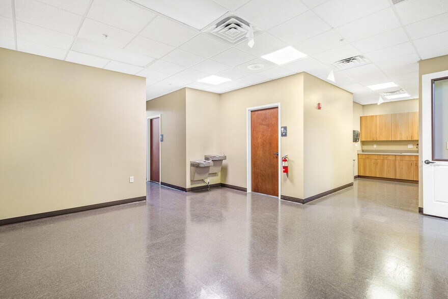 More Photos Of 1904 Thomas Ave, Leesburg Office For Sale