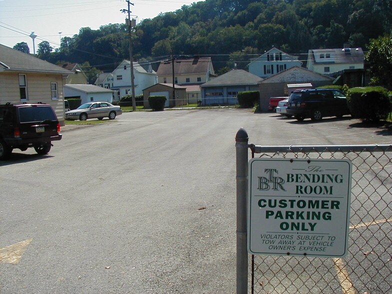 More Photos Of 418 3rd Ave, Ford City Light Distribution For Lease