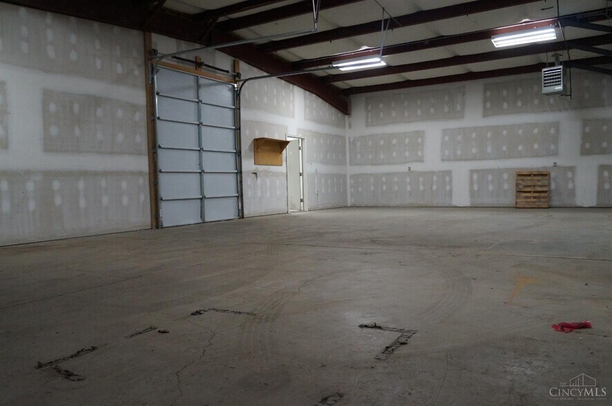 More Photos Of 885 Ohio Pike, Cincinnati Showroom For Lease