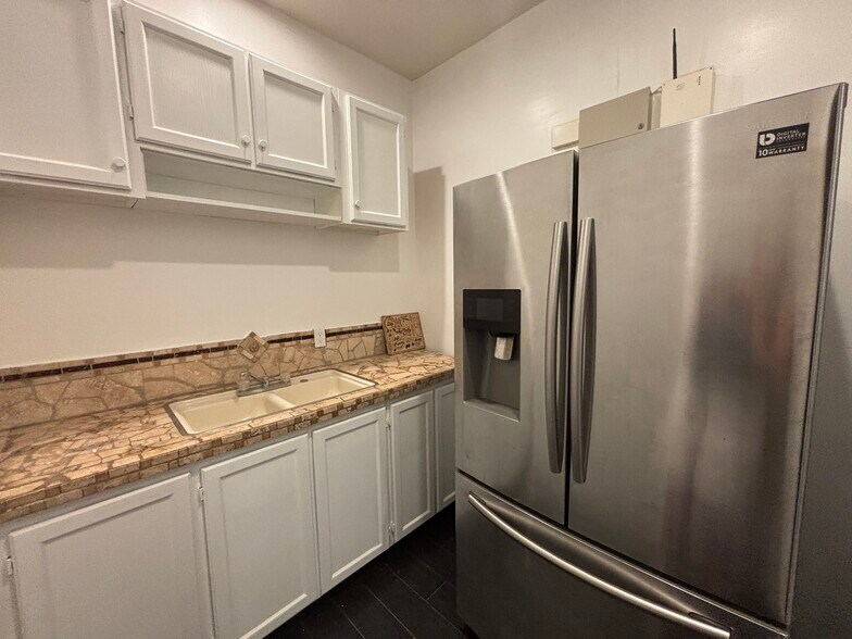 More Photos Of 10843 Burbank Blvd, North Hollywood Office For Lease