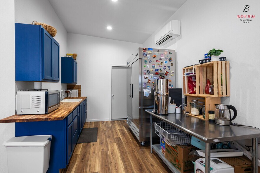 More Photos Of 9106 Highway 16, Pipe Creek Flex For Sale