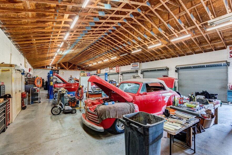 More Photos Of 6901 S 78th St, Riverview Warehouse For Lease