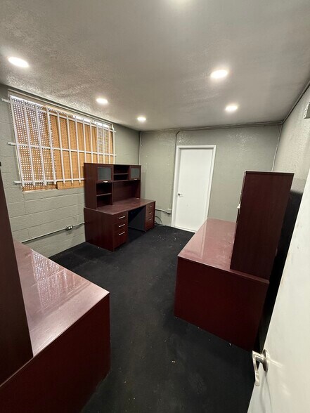 More Photos Of 1849 N Victory Pl, Burbank Warehouse For Lease