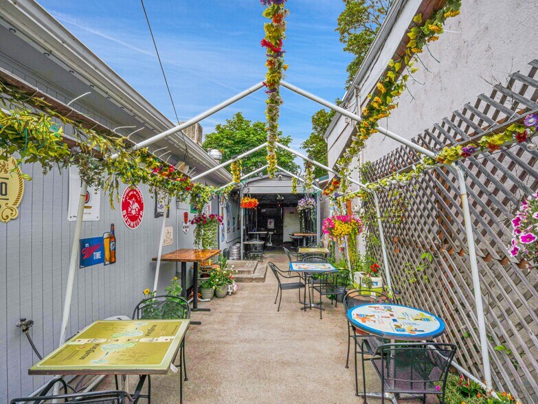 More Photos Of 142 S Main St, Jefferson Flex For Sale