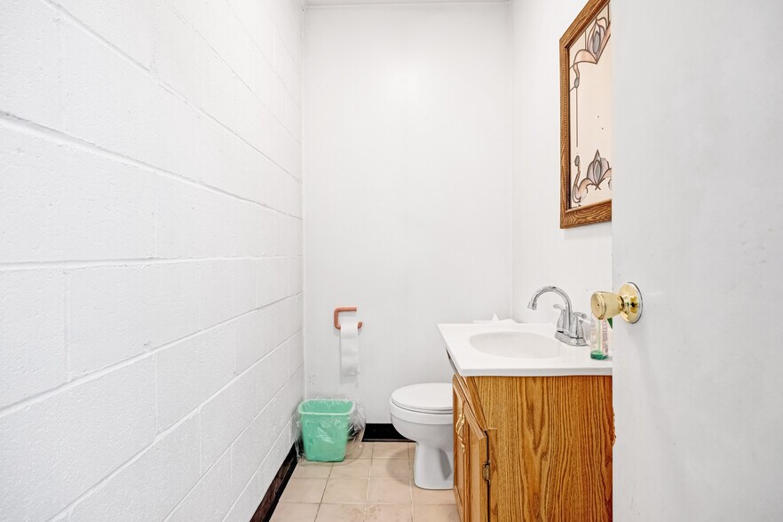 More Photos Of 505 Mola Blvd, Elmwood Park General Retail For Sale