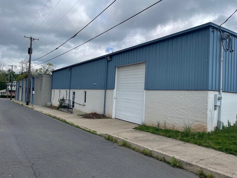 More Photos Of 101 Elm Ave, North Wales Showroom For Lease