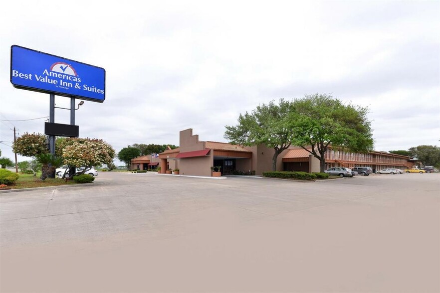 Primary Photo Of 3901 Houston Hwy, Victoria Hotel For Sale