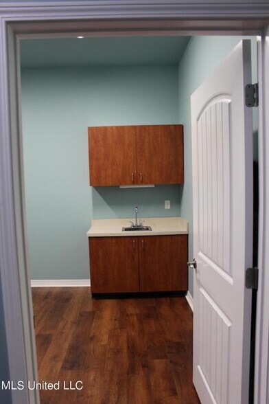 More Photos Of 4405 E Aloha Dr, Diamondhead Storefront Retail Office For Lease