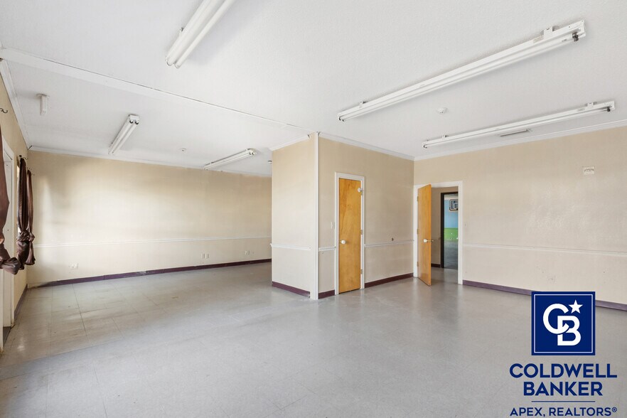 More Photos Of 302 Lincoln Park Dr, Cleburne Medical For Sale