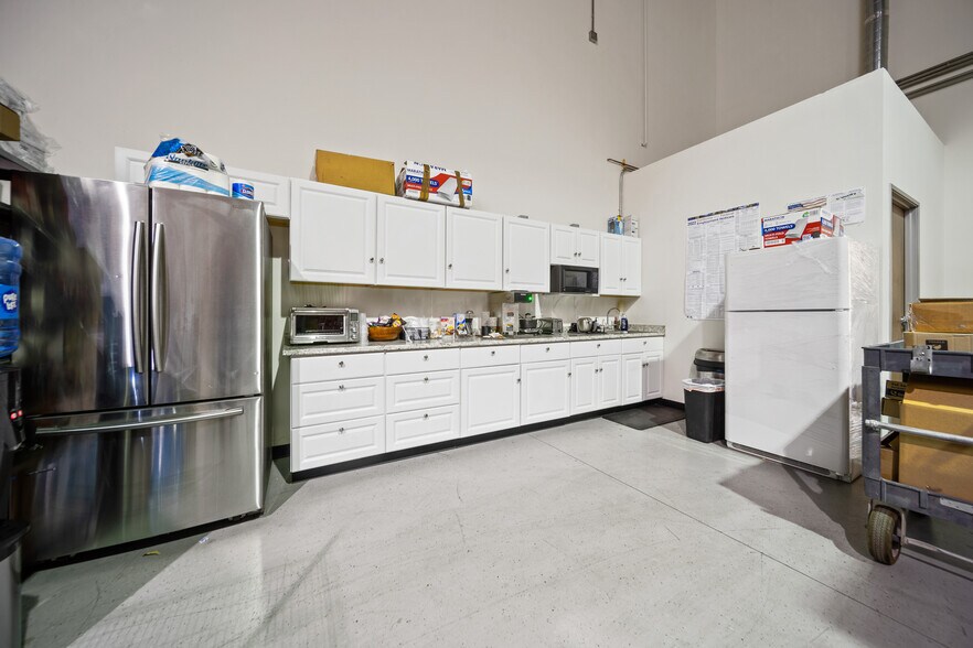 More Photos Of 28294-28310 Constellation Rd, Valencia Light Distribution For Sale