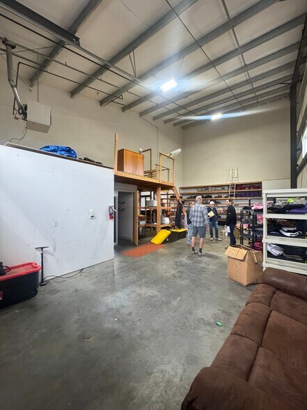 More Photos Of 840 SE Woodland Blvd, Bend Warehouse For Lease