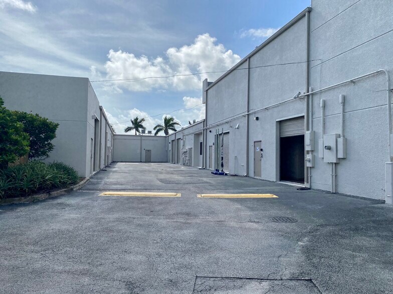 More Photos Of 5840 Corporate Way, West Palm Beach Flex For Lease
