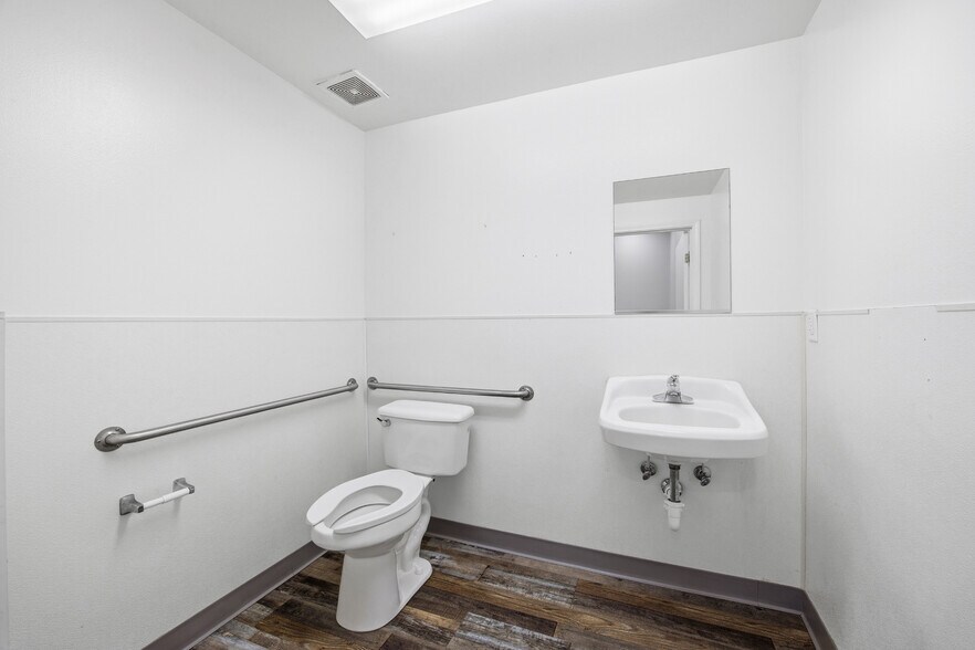 More Photos Of 145-147 N K St, Tulare Office For Sale