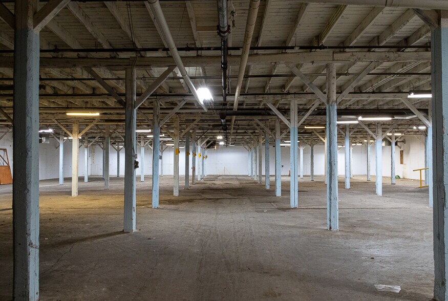 More Photos Of 253 Rue Michaud, Coaticook Manufacturing For Lease