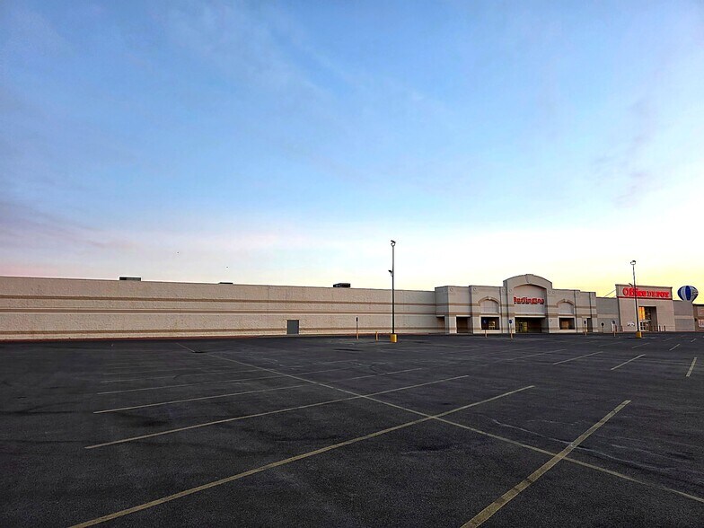 More Photos Of 613 S Dugan Rd, Wichita Freestanding For Lease