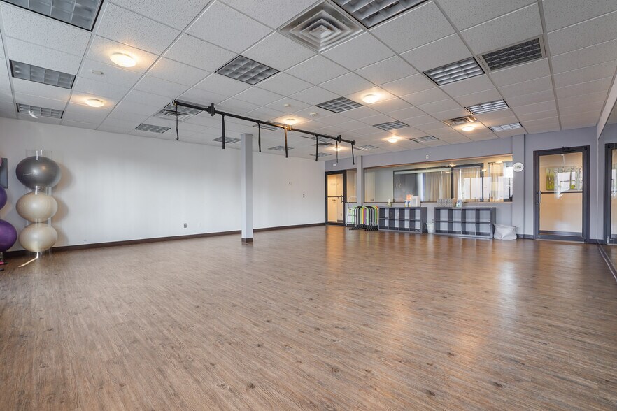 More Photos Of 10 E Willow St, Millburn Office For Lease