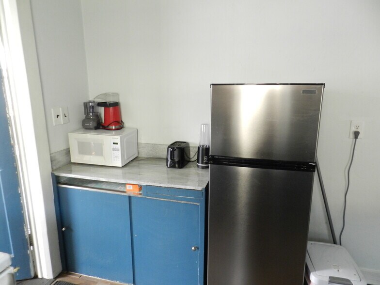 More Photos Of 104 Challis St, Salmon Warehouse For Sale