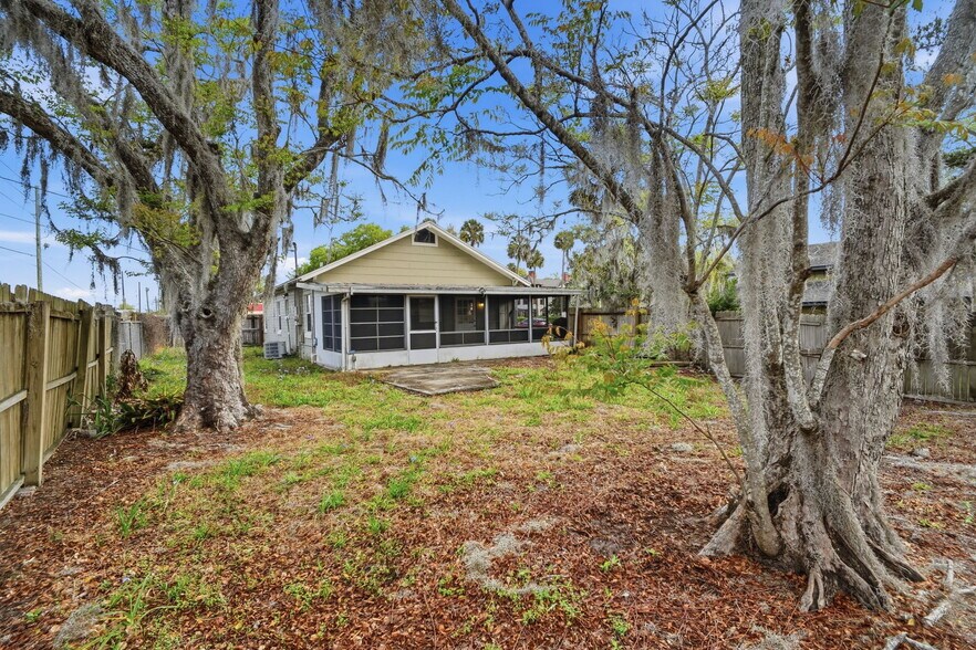 More Photos Of 1030 Camphor Ln, Deland General Retail For Sale