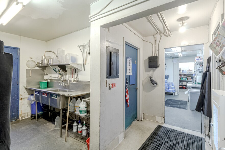 More Photos Of 2011 Ocean Front Walk, Venice Restaurant For Sale