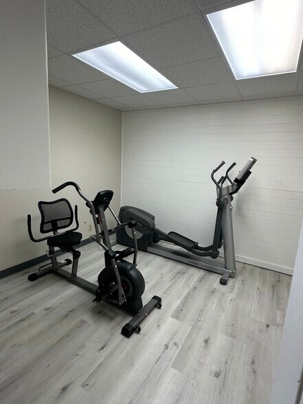 More Photos Of 1401 Applewood Dr, Dalton Medical For Lease