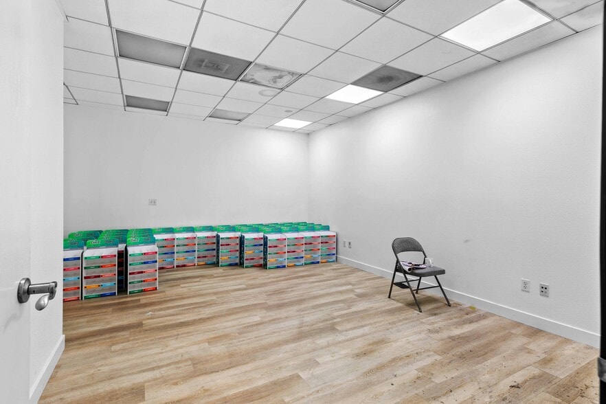 More Photos Of 9362 Eton Ave, Chatsworth Warehouse For Lease