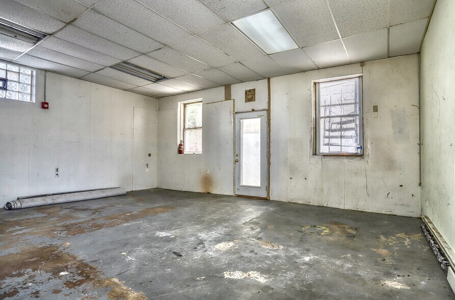 More Photos Of 808 Kennedy Blvd, Union City Storefront Retail Residential For Lease