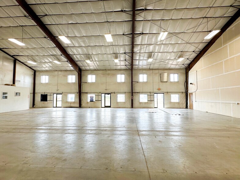 More Photos Of 5066 Owan Industrial Park Dr, Williston Warehouse For Lease