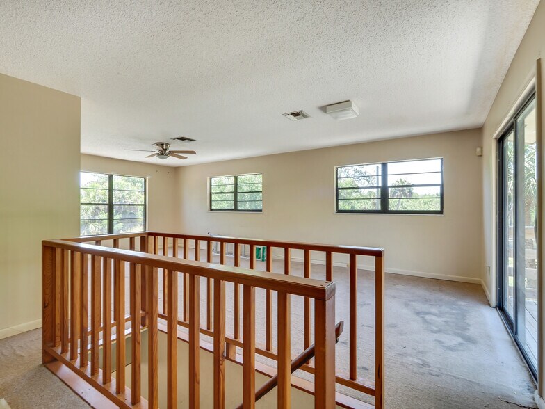 More Photos Of 1055 27th Ave SW, Vero Beach Flex For Sale