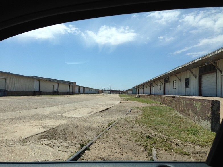 More Photos Of 2220-2222 Avenue A, Lubbock Warehouse For Lease