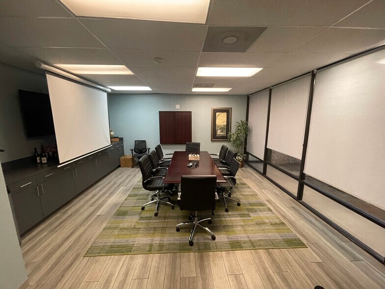 More Photos Of 9434 Katy Fwy, Houston Research And Development For Lease