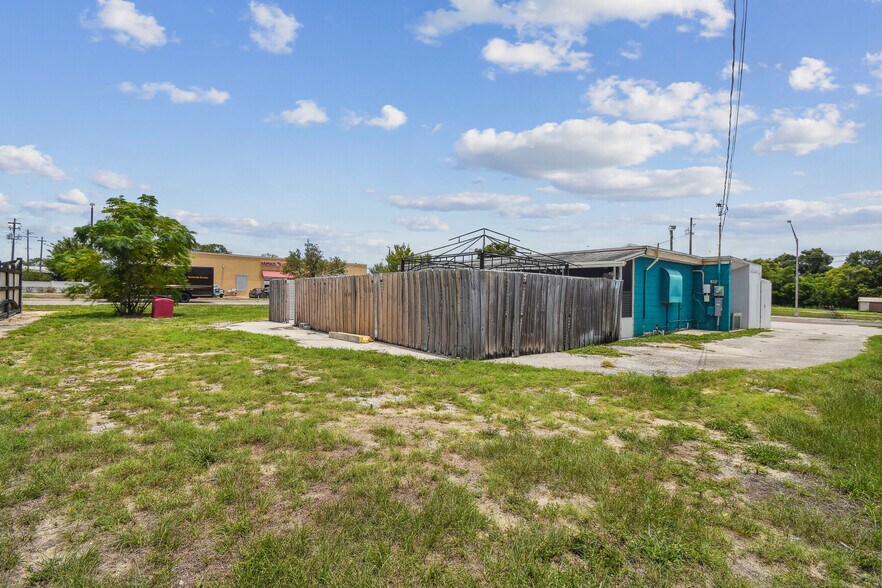 More Photos Of 275 S Lake Shore Way, Lake Alfred Restaurant For Sale