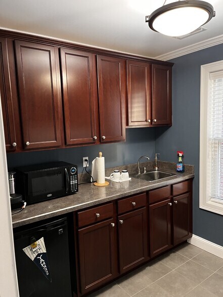 More Photos Of 447 Naubuc Ave, Glastonbury Office For Sale