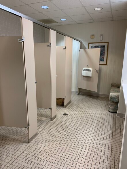 More Photos Of 5444 Riverside Dr, Macon-Bibb Office For Lease