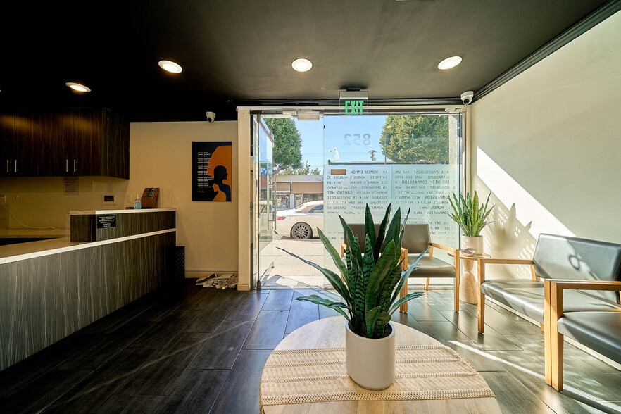 More Photos Of 852 S Robertson Blvd, Los Angeles Medical For Lease