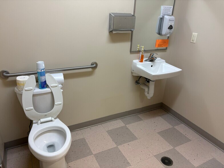 More Photos Of 1855 Tanner Way, Harriman Medical For Lease